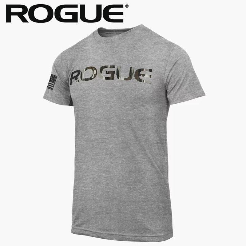 ROGUE ベーシック Tシャツ グレー/カモを正面やや斜めから捉え、胸部のカモ柄ROGUEロゴと左袖フラッグパッチ、霜降りグレーボディとメンズ向け半袖シルエットが分かる構成
