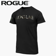ROGUE ベーシック Tシャツ ブラック/カモを正面やや斜めから捉え、胸部のカモ柄ROGUEロゴと半袖シルエット、シンプルなフィット感が分かる構成