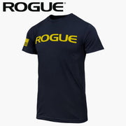 ROGUE ベーシック Tシャツ ネイビー/イエローを正面やや斜めから捉え、胸部のイエローROGUEロゴと左袖パッチ、ネイビーボディの色合いとメンズ向け半袖シルエットが分かる構成