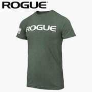 ROGUE ベーシック Tシャツ フォレストグリーン/ホワイト を正面斜めから捉え、胸中央のROGUEロゴ配置とクルーネック形状、半袖シルエットが分かるTシャツ外観