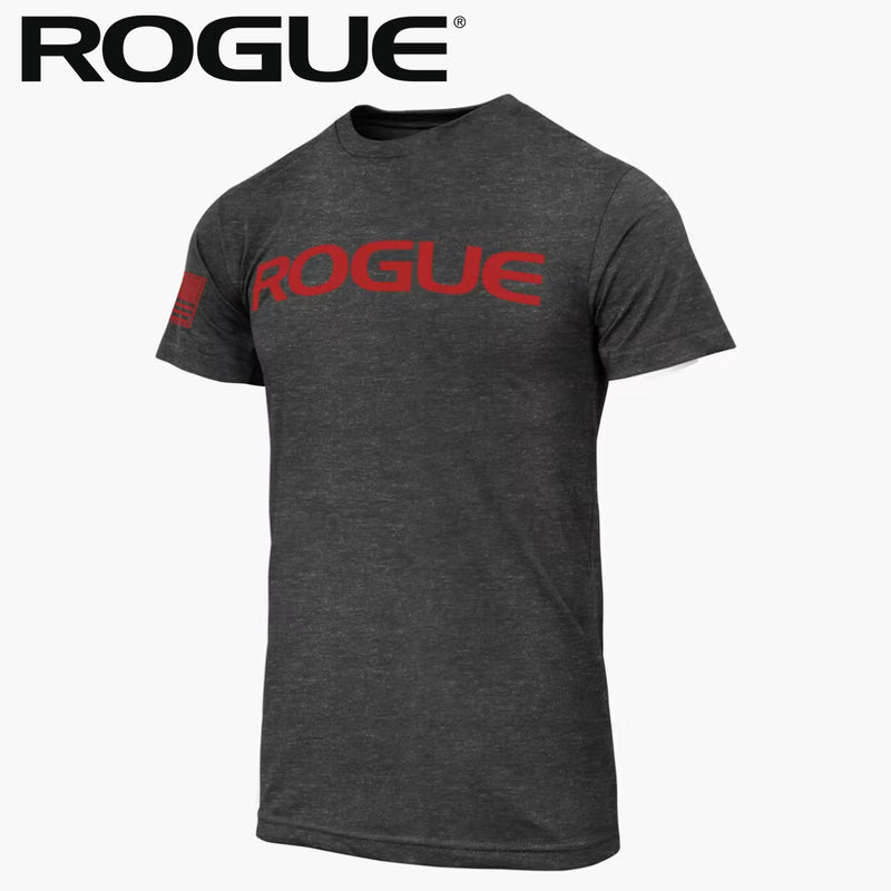 ROGUE ベーシック Tシャツ ヘザーブラック/マルーン を正面斜めから捉え、胸中央のマルーンROGUEロゴと杢調生地の質感、クルーネック半袖が分かるTシャツ外観