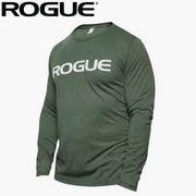 ROGUE ベーシック ロングスリーブ Tシャツ グリーンを斜め前方から捉えた長袖シルエットで胸元のROGUEロゴプリントとクルーネック仕様、腕周りのフィット感が分かる全体デザイン