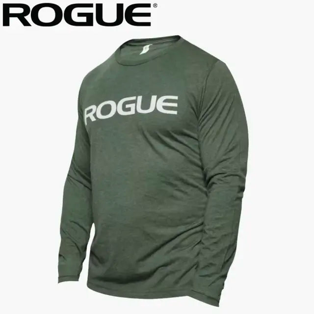 ROGUE ベーシック ロングスリーブ Tシャツ グリーンを斜め前方から捉えた長袖シルエットで胸元のROGUEロゴプリントとクルーネック仕様、腕周りのフィット感が分かる全体デザイン