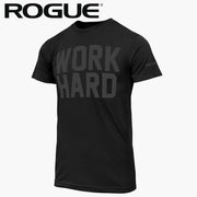 ROGUE Work Hard Tシャツ ブラックを斜め前方から捉えたフロントデザインで胸のWORK HARDロゴとクルーネック仕様が分かる全体シルエット