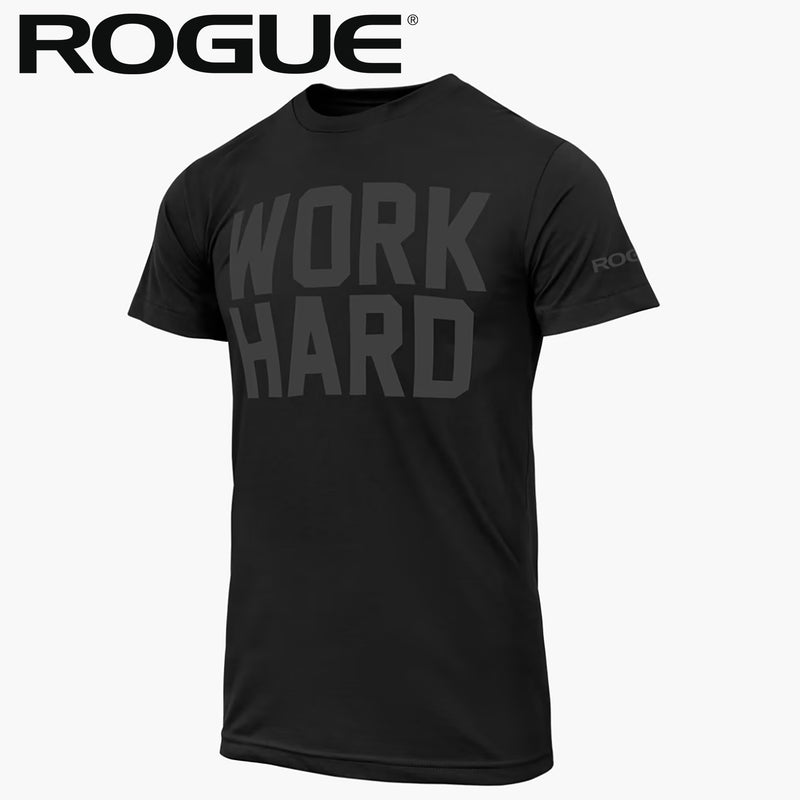ROGUE Work Hard Tシャツ ブラックを斜め前方から捉えたフロントデザインで胸のWORK HARDロゴとクルーネック仕様が分かる全体シルエット