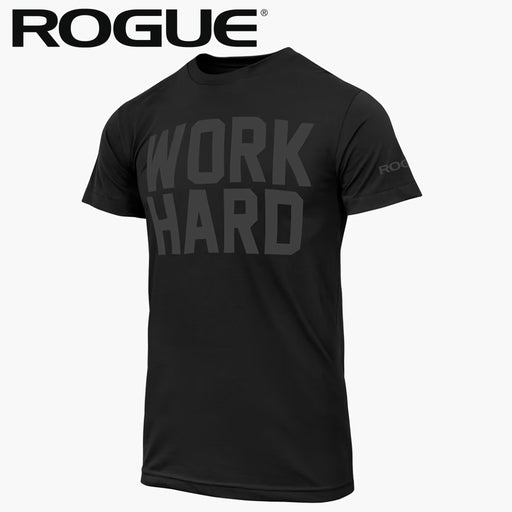 ROGUE Work Hard Tシャツ ブラックを斜め前方から捉えたフロントデザインで胸のWORK HARDロゴとクルーネック仕様が分かる全体シルエット