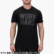 ROGUE Work Hard Tシャツ ブラックを正面から着用したスタイルで胸のWORK HARDロゴ配置とフィット感が分かる上半身の着用イメージ