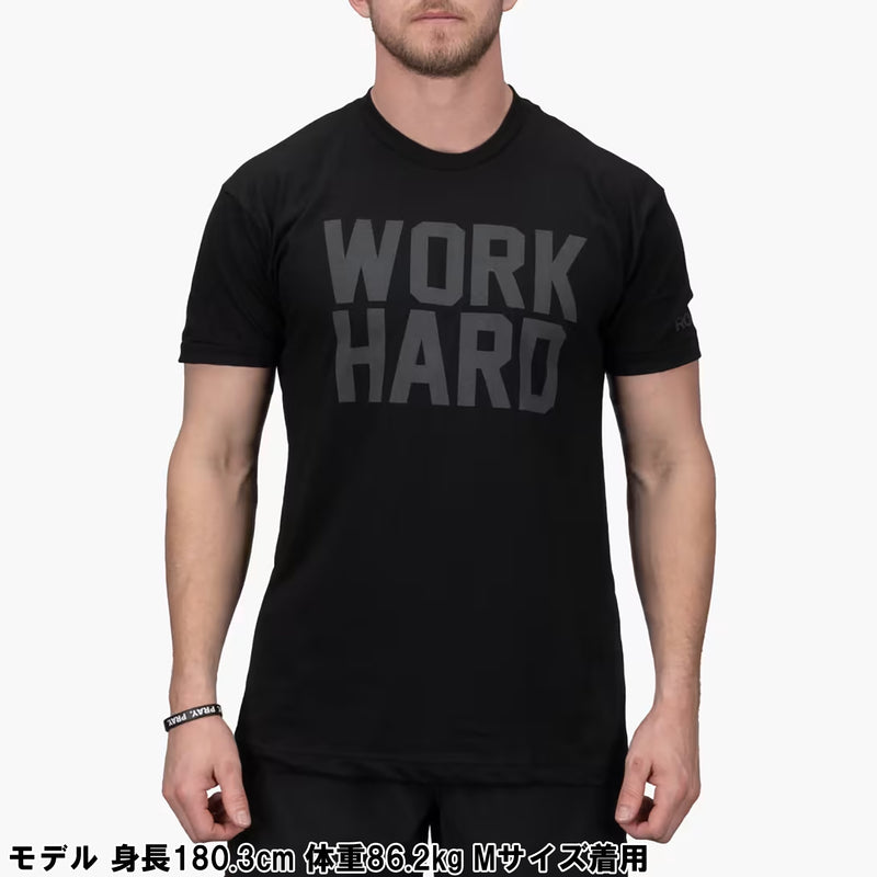 ROGUE Work Hard Tシャツ ブラックを正面から着用したスタイルで胸のWORK HARDロゴ配置とフィット感が分かる上半身の着用イメージ
