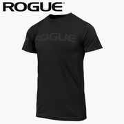 ROGUE ベーシック Tシャツ ブラック/ブラックを正面やや斜めから捉え、同色ブラックのROGUEロゴと胸元の控えめなデザイン、メンズ向け半袖シルエットが分かる構成