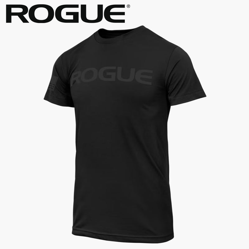 ROGUE ベーシック Tシャツ ブラック/ブラックを正面やや斜めから捉え、同色ブラックのROGUEロゴと胸元の控えめなデザイン、メンズ向け半袖シルエットが分かる構成