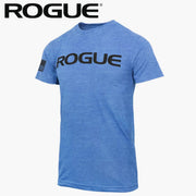 ROGUE ベーシック Tシャツ ヘザーレイクブルー/ブラックを正面やや斜めから捉え、胸部のブラックROGUEロゴと左袖フラッグパッチ、霜降り調ブルーボディとメンズ向け半袖シルエットが分かる構成