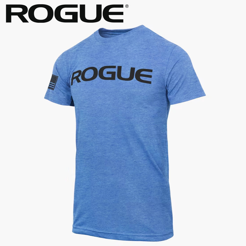 ROGUE ベーシック Tシャツ ヘザーレイクブルー/ブラックを正面やや斜めから捉え、胸部のブラックROGUEロゴと左袖フラッグパッチ、霜降り調ブルーボディとメンズ向け半袖シルエットが分かる構成