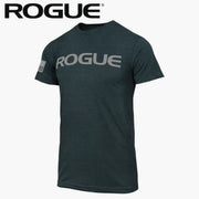 ROGUE ベーシック Tシャツ ブラックアクア/シルバーを正面やや斜めから捉え、胸部のシルバーROGUEロゴと左袖フラッグパッチ、深みのあるグリーン系ボディとメンズ向け半袖シルエットが分かる構成
