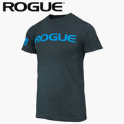 ROGUE ベーシック Tシャツ ブラック/アクアブルーを正面やや斜めから捉え、胸部のアクアブルーROGUEロゴと左袖フラッグパッチ、ダークトーンのブラックボディとメンズ向け半袖シルエットが分かる構成