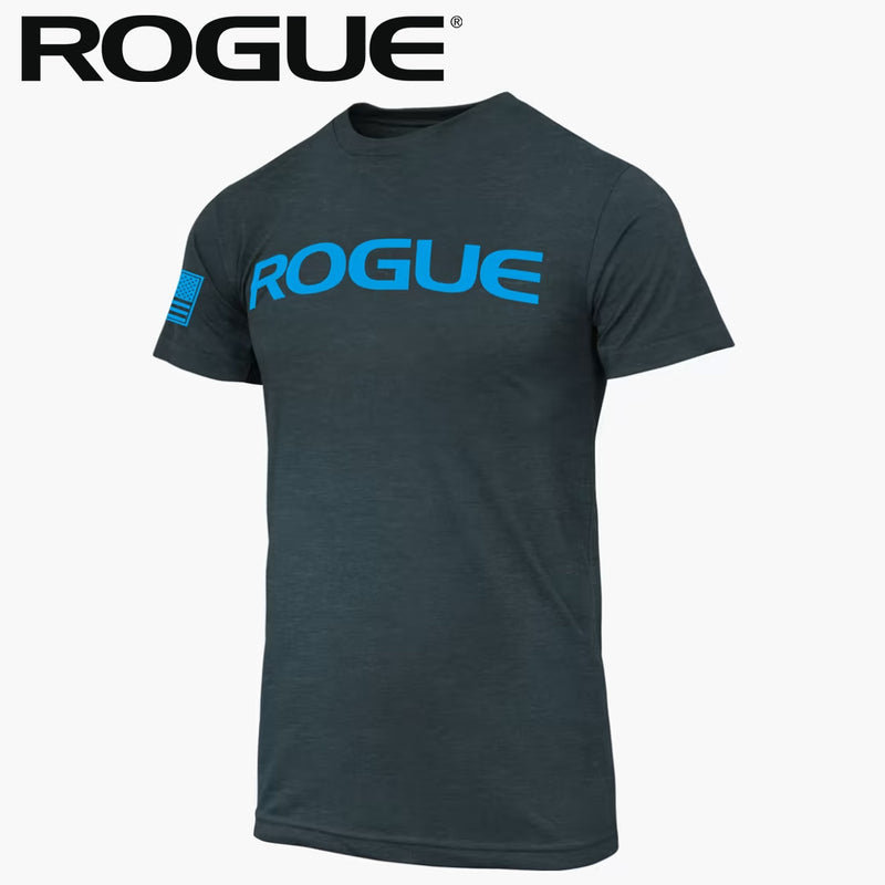 ROGUE ベーシック Tシャツ ブラック/アクアブルーを正面やや斜めから捉え、胸部のアクアブルーROGUEロゴと左袖フラッグパッチ、ダークトーンのブラックボディとメンズ向け半袖シルエットが分かる構成