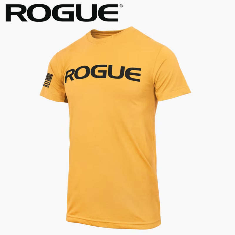 ROGUE ベーシック Tシャツ ゴールド/ブラックを正面やや斜めから捉え、胸部のブラックROGUEロゴと左袖フラッグパッチ、鮮やかなゴールドボディとメンズ向け半袖シルエットが分かる構成