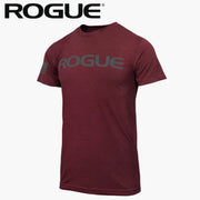 ROGUE ベーシック Tシャツ カーディナル/グレーを正面やや斜めから捉え、胸部のグレーROGUEロゴと左袖フラッグパッチ、深みのあるレッド系ボディとメンズ向け半袖シルエットが分かる構成