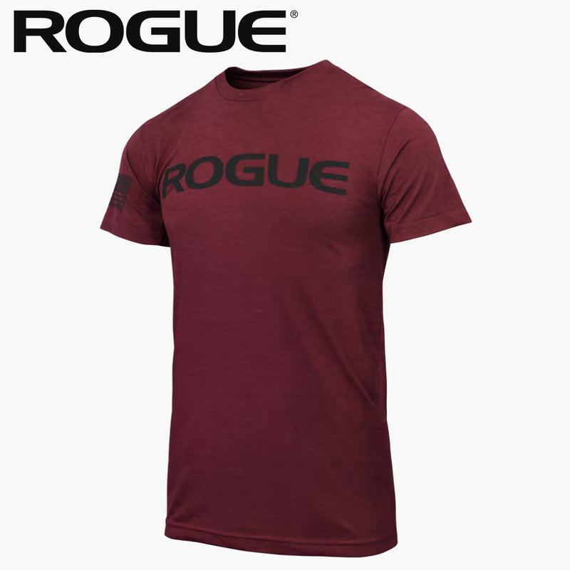 ROGUE ベーシック Tシャツ カーディナル/ブラックを正面やや斜めから捉え、胸部のブラックROGUEロゴと左袖フラッグパッチ、深みのあるカーディナルカラーのボディとメンズ向け半袖シルエットが分かる構成