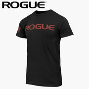 ROGUE ベーシック Tシャツ ヘザーブラック/レッド を正面斜めから捉え、胸中央のレッドROGUEロゴと左袖フラッグ、半袖クルーネックのシルエットが分かる外観
