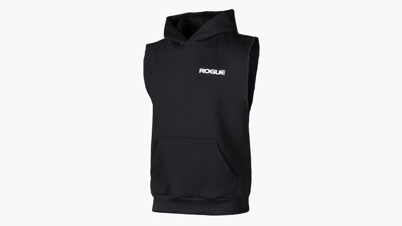 ROGUE スリーブレスパーカー ブラック、やや斜め前方から捉えたアングル、袖なしカットとフード、胸のROGUEロゴとフロントポケットが分かる立体シルエット