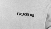ROGUE フリーダムパーカー グレーヘザー 胸元クローズアップ、フロント左胸に配置されたROGUEロゴプリントとスウェット生地の質感が分かるディテール