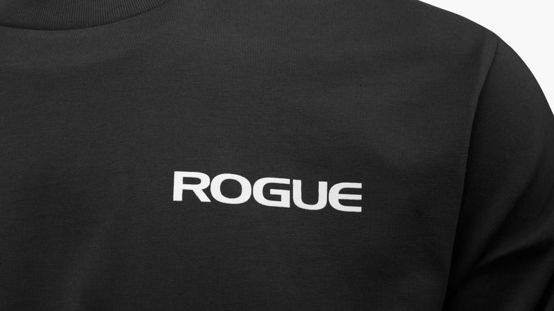 DON'T WEAKEN LONG SLEEVE T SHIRT ブラックの胸元を正面から拡大したデザイン、ブラック生地の質感とホワイトのROGUEロゴを確認できるディテール