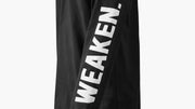 DON'T WEAKEN LONG SLEEVE T SHIRT ブラックの袖部分を斜めから拡大したデザイン、袖に縦方向に施されたホワイトのWEAKENプリントを確認できる仕様