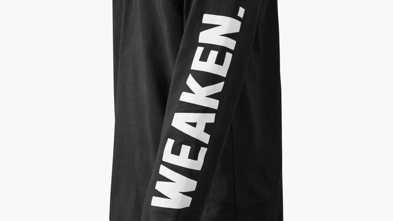 DON'T WEAKEN LONG SLEEVE T SHIRT ブラックの袖部分を斜めから拡大したデザイン、袖に縦方向に施されたホワイトのWEAKENプリントを確認できる仕様