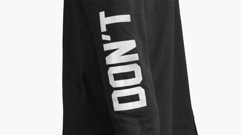 DON'T WEAKEN LONG SLEEVE T SHIRT ブラックの反対側の袖を正面から拡大したデザイン、袖に縦方向に施されたホワイトのDON'Tプリントと生地感を確認できる仕様