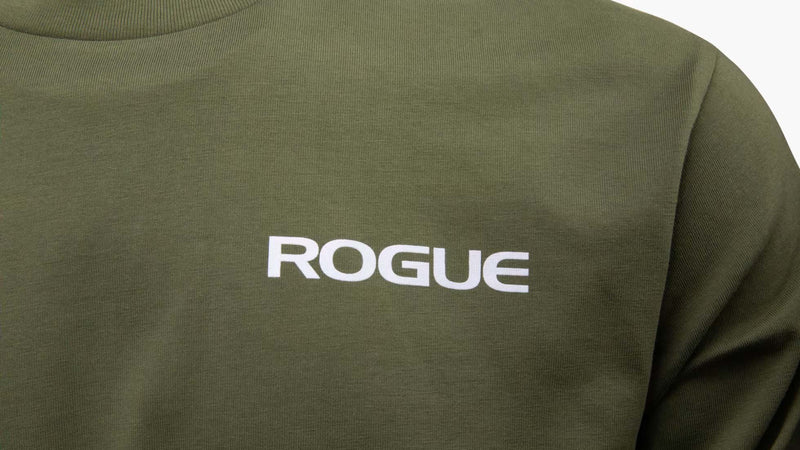 DON'T WEAKEN LONG SLEEVE T SHIRT アーミーの胸元を正面から拡大したデザイン、コットン生地の質感とホワイトのROGUEロゴを確認できるディテール