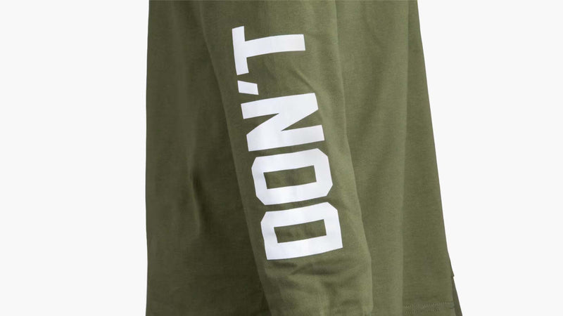 DON'T WEAKEN LONG SLEEVE T SHIRT アーミーの反対側の袖を正面から拡大したデザイン、袖に縦方向に施されたホワイトのDON'Tプリントと生地の質感を確認できる仕様