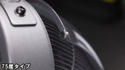 ROGUE エコーバイクウィンドガード V3.0 クリアグレー75度タイプの下部固定部を横から捉えた接合部のフィット感