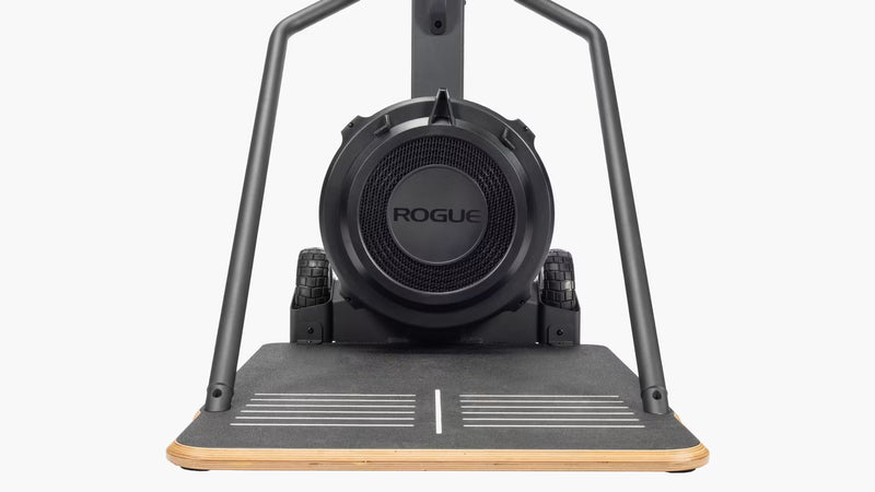 ROGUE エコースキー ブラックのフットプレート前方拡大、滑り止めラインと木製ベース層構造が分かる視点