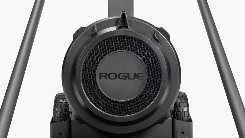 ROGUE エコースキー ブラックの正面フライホイール拡大ビュー、メッシュカバーと中央ロゴ、両側タイヤ配置を確認できる構図