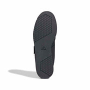 adidas パワーリフト 5 コアブラック / コアブラック / カーボンのアウトソール全体。グリップパターンと接地面の形状を掲載