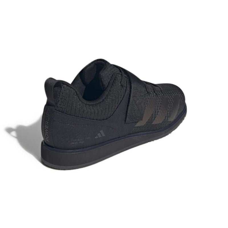 adidas パワーリフト 5 コアブラック / コアブラック / カーボンを後方斜め上から撮影。ヒールカウンターと後足部の形状を掲載