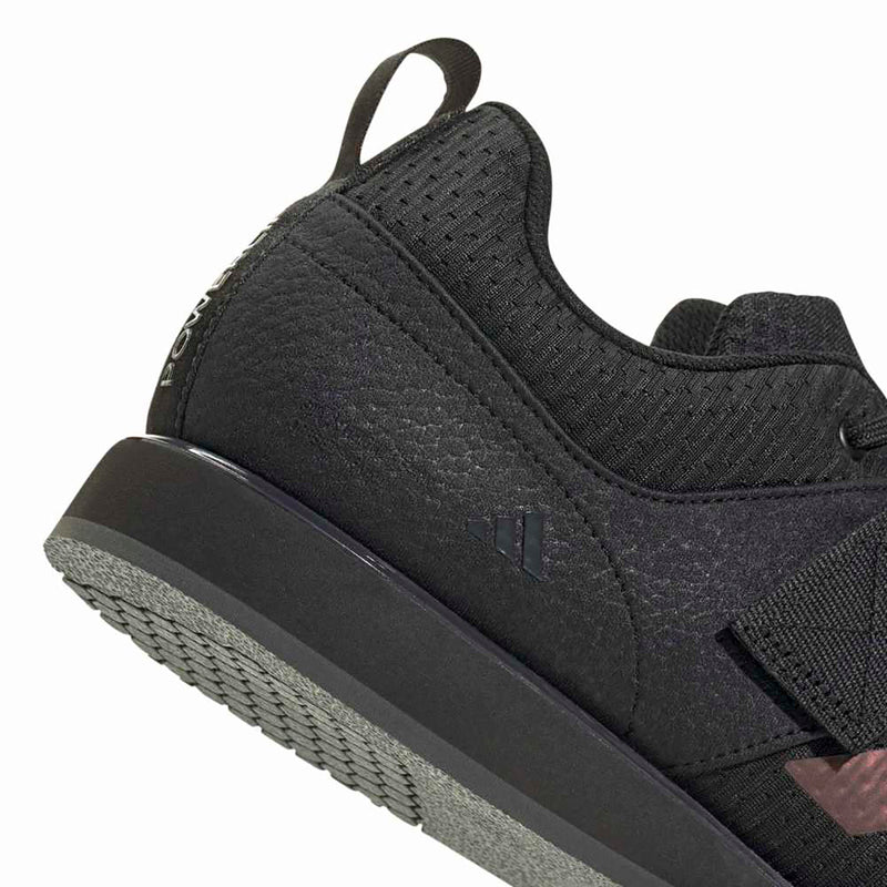 adidas パワーリフト 5 コアブラック / コアブラック / カーボンのヒール周辺拡大。補強されたかかと部とアッパー素材のディテール