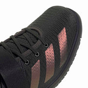 adidas パワーリフト 5 コアブラック / コアブラック / カーボンの前足部拡大。スリーストライプスとキャンバスアッパーの質感を掲載