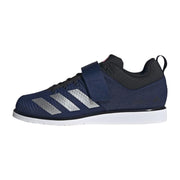 adidas パワーリフト 5 ダークブルー / シルバーメタリック / ルシッドレッドの左側面。フラットなソールと固定ストラップを備えたウェイトリフティングシューズ