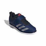 adidas パワーリフト 5 ダークブルー / シルバーメタリック / ルシッドレッドを前方斜め上から掲載。トゥボックスとアッパーの質感を紹介