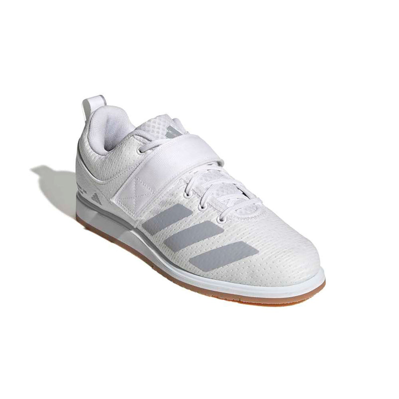 adidas パワーリフト5 フットウェアホワイト/ヘイローシルバー/コアブラックを前方斜め上から捉えたビュー。つま先、ストラップ、スリーストライプを確認できるウェイトリフティングシューズ