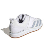 adidas パワーリフト5 フットウェアホワイト/ヘイローシルバー/コアブラックを後方斜めから捉えたビュー。ヒール、かかとループ、サイドデザインを確認できるウェイトリフティングシューズ
