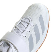 adidas パワーリフト5 フットウェアホワイト/ヘイローシルバー/コアブラックの前足部拡大ビュー。アッパー素材、シューレース、ストラップ、スリーストライプのディテールを確認できる