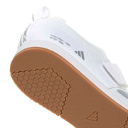 adidas パワーリフト5 フットウェアホワイト/ヘイローシルバー/コアブラックのヒール下部とアウトソール拡大ビュー。ラバーグリップとヒール形状を確認できるウェイトリフティングシューズ