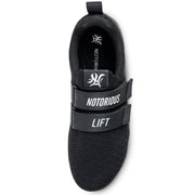 NOTORIOUS LIFTERS GEN3 ステルスカラー を真上から捉え、2本ストラップ構造とロゴ配置、足幅に沿ったアッパー形状が確認できるトップビュー