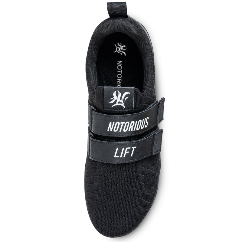 NOTORIOUS LIFTERS GEN3 ステルスカラー を真上から捉え、2本ストラップ構造とロゴ配置、足幅に沿ったアッパー形状が確認できるトップビュー