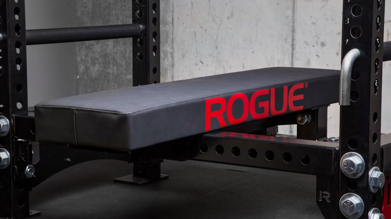 ROGUE コンペテション ファットパッド ブラックをラック装着状態で斜め横から撮影、フレーム接合部とクッション厚が分かる設置ビュー