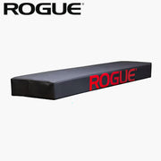 ROGUE コンペテション ファットパッド ブラックを斜め横から捉えた単体ビュー、厚みのあるフラット形状とサイドのROGUEロゴが分かる構図
