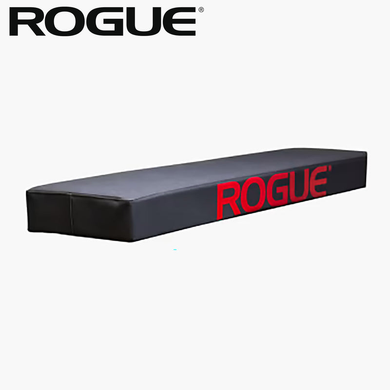 ROGUE コンペテション ファットパッド ブラックを斜め横から捉えた単体ビュー、厚みのあるフラット形状とサイドのROGUEロゴが分かる構図