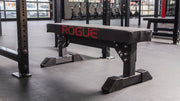ROGUE コンペテション ファットパッド ブラックを斜め横から低めの視点で撮影、ベンチ高さと安定した脚部ベースが分かる視点